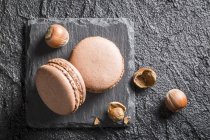 Макаруны из коричневого ореха — стоковое фото