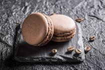 Macaroons with coffee beans — Stock Photo