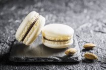Macaroni di mandorle su pietra — Foto stock