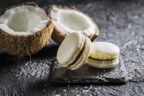Macaron al cocco su pietra nera — Foto stock