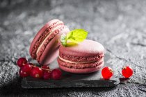 Red Redcurrant macaroons — Stock Photo