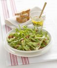 Salada de chicória com bacon e pão — Fotografia de Stock