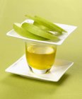 Aceite de oliva y manzana verde en rodajas - foto de stock
