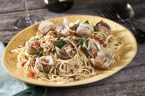 Linguine with clams and tomatoes — Stock Photo