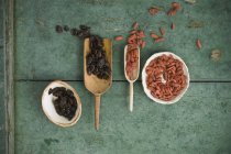 Arándanos secos y bayas de goji - foto de stock
