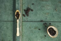 Getrocknete Preiselbeeren auf Löffel und in Schüssel — Stockfoto