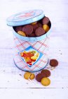 Biscoitos de chocolate e estanho — Fotografia de Stock