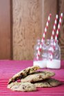 Темний шоколад і фісташкове печиво — стокове фото