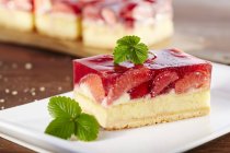 Tranche de gâteau aux fraises — Photo de stock