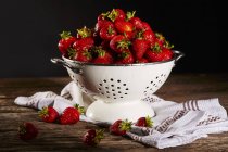 Frische Erdbeeren im Sieb — Stockfoto