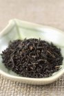 Чай в блюде в форме листьев — стоковое фото