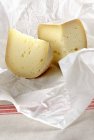 Due pezzi di formaggio — Foto stock