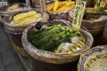 Овощи в деревянных ящиках на улице рынка в дневное время — стоковое фото