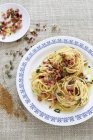 Pâtes spaghetti à la pancetta et graines de citrouille — Photo de stock