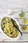 Spaghetti mit gegrillten Zucchini — Stockfoto