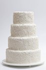 Элегантный белый свадебный торт — стоковое фото