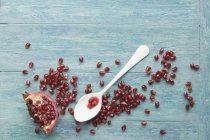 Cucchiaio con semi di melograno — Foto stock
