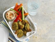 Falafel con hummus y cruditos vegetales - foto de stock
