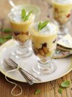 Vista close-up de Trifle com frutas, creme e hortelã — Fotografia de Stock