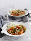 Stufato veloce di verdure e salsicce con purè di patate su piatto bianco — Foto stock
