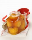 Крупним планом вид на консервовані апельсини зі спеціями в банці — стокове фото