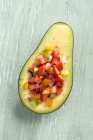 Avocado gefüllt mit Gemüse — Stockfoto