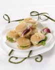 Sanduíches de nozes e saladas — Fotografia de Stock
