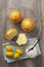 Zitronenkuchen mit Kokosraspeln — Stockfoto