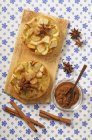 Apple tartlets with star anise — Stock Photo