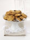 Vista close-up de biscoitos de avelã em stand — Fotografia de Stock