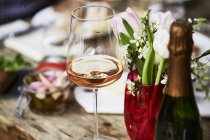 Склянка рожевого шампанського — стокове фото