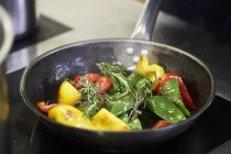 Овощи поджариваются на сковороде — стоковое фото