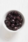 Мраморные оливки, сохраненные в соли — стоковое фото