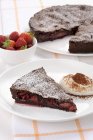 Trozo de pastel de chocolate con fresas - foto de stock