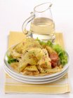 Блинчики с беконом и салат на тарелках — стоковое фото
