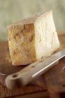 Käse aus dem Piemont auf dem Schreibtisch — Stockfoto