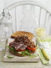 Сэндвич со стейком и луком — стоковое фото