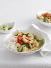 Curry de gambas con arroz y verduras - foto de stock