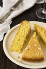 Tranches de gâteau aux pignons de pin sur l'assiette — Photo de stock
