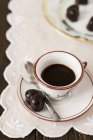 Kaffee in Tasse über kleinem Teller — Stockfoto