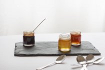 Vários jarros de mel — Fotografia de Stock