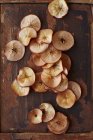 Сушеные яблочные ломтики — стоковое фото
