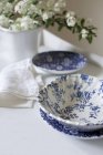 Nahaufnahme von blauem und weißem Geschirr und weißen Frühlingsblumen — Stockfoto