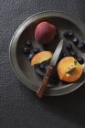 Свіжа чорниця та персики — стокове фото