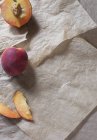 Свежие персики с ломтиками — стоковое фото