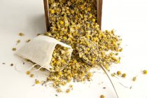 Teabag with dried camomile flowers — Stock Photo
