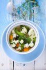 Суп из цветной капусты с морковью — стоковое фото
