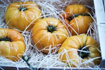 Tomates en caisse au marché — Photo de stock