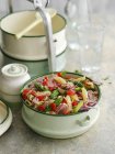 Салат из макарон с тунцом — стоковое фото