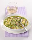 Zuppa di tagliatelle con piselli e strisce di prosciutto — Foto stock